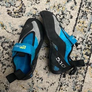 Five Ten 5.10 hiangle climbing shoes